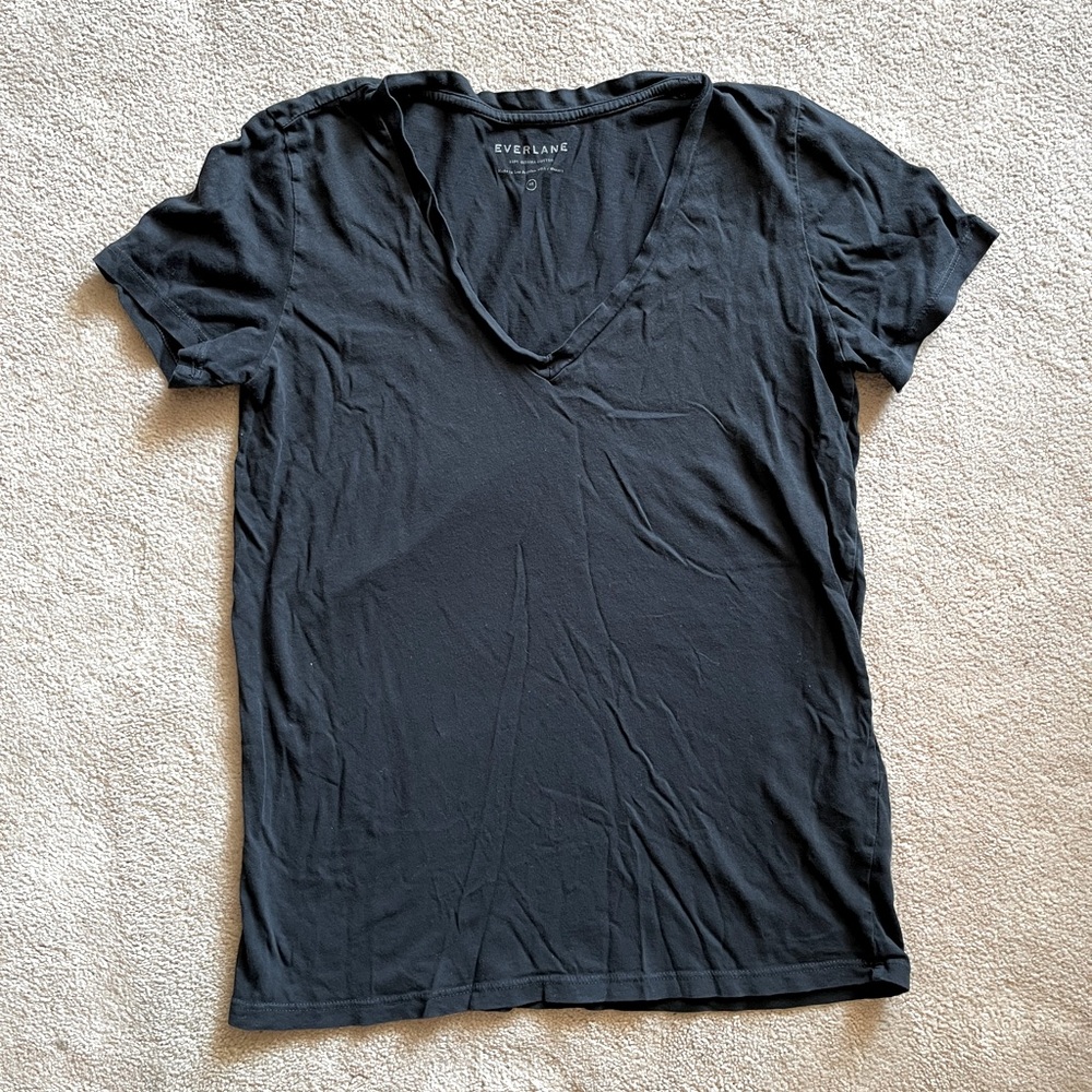 Everlane black v neck t shirt XS